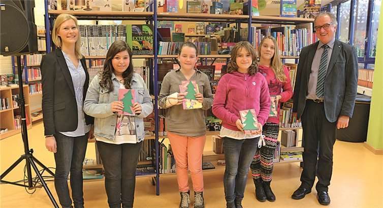 Julia Kranzl (Schulbibliothek), Arzu Yalap (6a), Franziska Dierschke (6b), Merle Müller (6c), Gina Köcher (6d), Karl Maron (Schulleiter).  Privat
