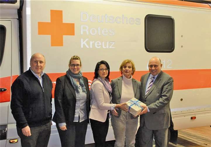 Julia Kübler, Antonie Heider und Manfred Diehl übergaben die Spende an Leo Biewer, Aufsichtsratsvorsitzender des DRK-Mittelrhein und Anika Huth, Leiterin des sozialen Service im DRK. privat