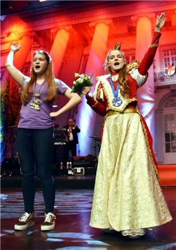 Julia Kunefal (re.) und Clara Hähn begeisterten mit ihrem Zwiegespräch.