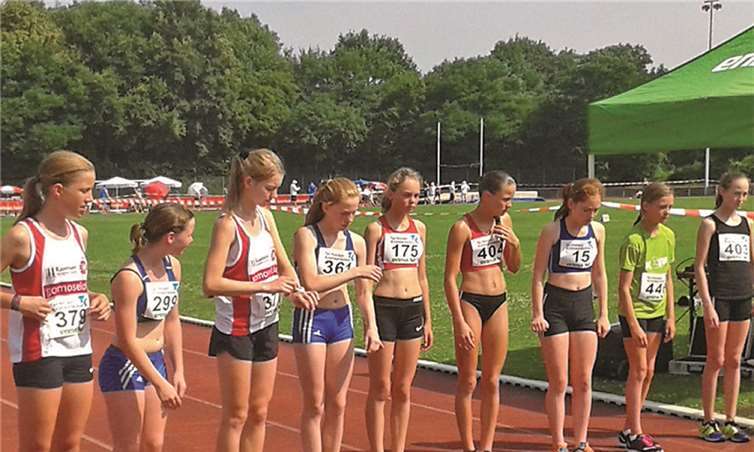 Julia Marinus (Startnummer 379, l.) und Vereinskameradin Daria Schiefelbein (377, 3.v.l.). bereiten sich mit den anderen Läuferinnen auf den Start zum Finale über 2000 m vor. privat