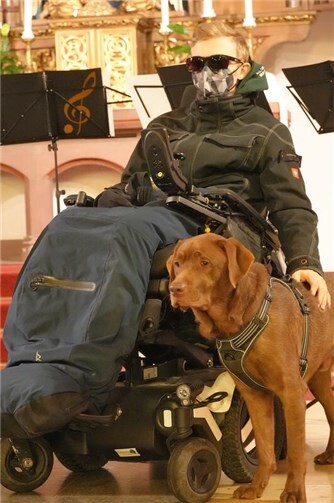 Julia Maxein mit Assistenzhund Tala, der für den jungen Mann Freund und Helfer zugleich ist.