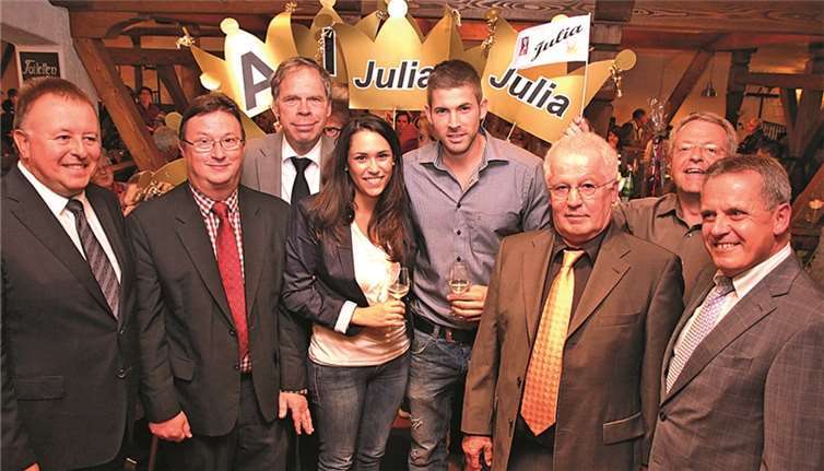 Julia Migend im Kreise der Unterstützer und Gratulanten für den Einzug ins Finale zur Wahl der Deutschen Weinkönigin. BÜN