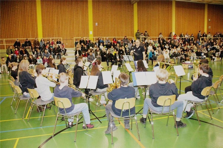 Julia Mohr weist zufrieden auf die erfolgreichen Bläserklassen und das Schulorchester hin, die bei Veranstaltungen zeigen, was sie gelernt haben. Foto: Gordon von Glasow