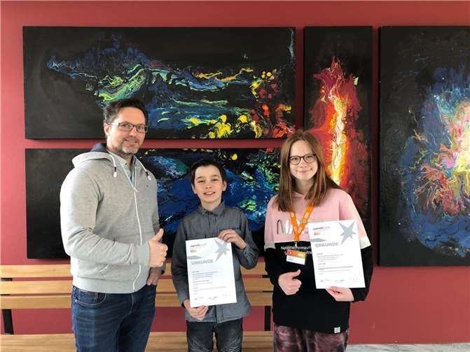 Julia Petz und Leron Ewen mit Schulleiter Hans-Jürgen Schmitz. Quelle: Realschule plus und Fachoberschule Kaisersesch