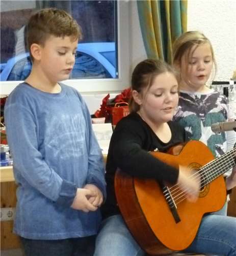 Julia, Phillip und Eva-Marie singen für die Schützen.