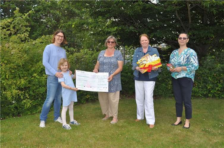 Julia Radü und ihre Tochter Carlotta übergeben den Spendenscheck an Alexandra Dietz – mit ihnen freuen sich Christine Hilger und Anna Sitner (v.li.). Quelle: Stadt Meckenheim