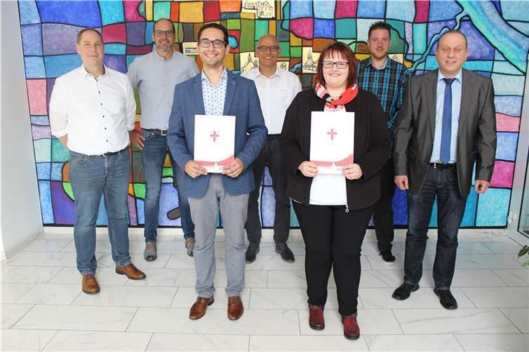 Julia Schaup und Philipp Nürnberg freuen sich über die erfolgreich abgeschlossene Prüfung „Verwaltungsfachangestellte/r Teil II“.Foto: VG Brohltal