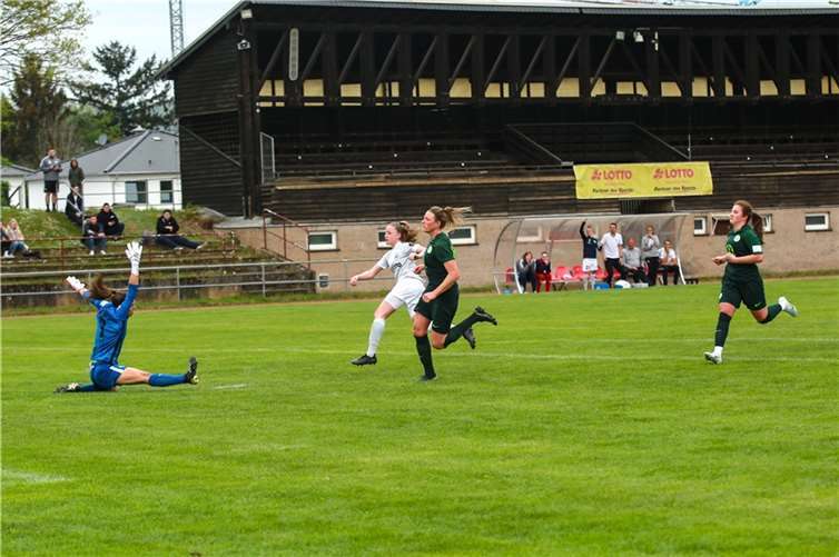 Julia Schermuly lässt der Abwehr des VfL Wolfsburg II keine Chance und sorgt mit diesem Tor zum 2:0 für eine Vorentscheidung.