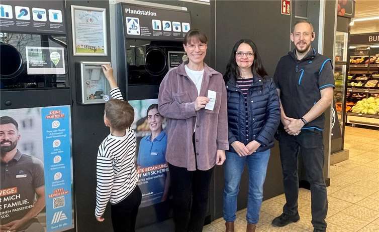 Julia Schmidt, Kerstin Gemmecke (Vorstand Förderverein Katharinchen) und Michael Brosge (Filialleiter ALDI Ahrweiler).  Foto: ALDI SÜD