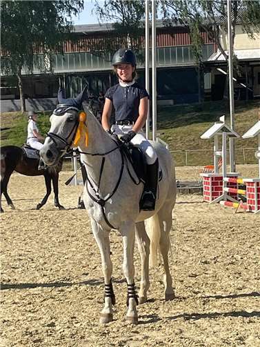 Julia Schwerter vom RV Andernach und ihre Stute „Salt'n Pepper“ sind die glücklichen Sieger des E-Springens. Fotos: privat