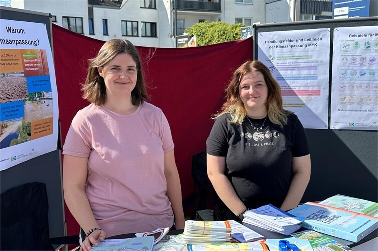 Julia Simon (links) und Carina Nikolay informierten in Mendig über Möglichkeiten der Klimaanpassung.