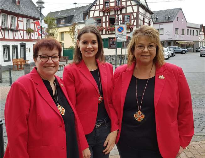 Julia Steinigans (Mitte) ist seit vielen Jahren Mitglied im Möhnen-Club 1950 Mülheim e.V. und entdeckte bei den „Mini-Möhnchen“ ihre Liebe zum Tanzsport. Die Möhnen-Präsidentin Martina Niepagen (rechts) und 1. Vorsitzende Kornelia Punstein (links) sind stolz auf die Leistungssportlerin, die zwischenzeitlich überregional bekannt ist.