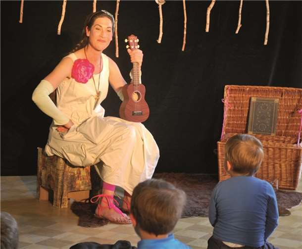 Julia Torres verzauberte ihre Gäste mit Sprachakrobatik und Ukulele. privat