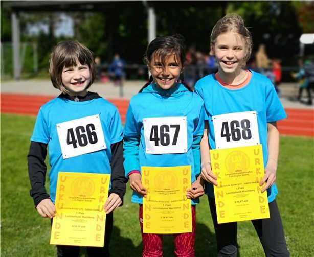 Julia Trimborn, Luisa Marie Philippa Meedin und Marla Kim Münch präsentieren stolz ihre Urkunden.Foto: privat