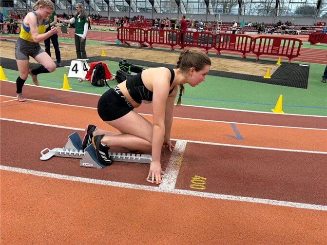 Julia Urbaniak bei Startvorbereitungen.  Foto: Jens Fahrenbruch