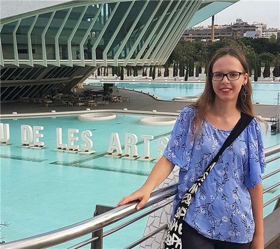 Julia beim Sightseeing in Valencia. Hier vor dem beeindruckenden Opern- und Kulturhaus Palau des les Arts Reina Sofia.