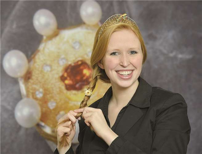 Julia erhält sie den Ring der Deutschen Weinkönigin.