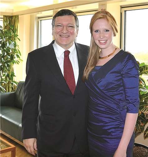 Julia trifft den EU-Kommissionspräsident José Manuel Baroso.