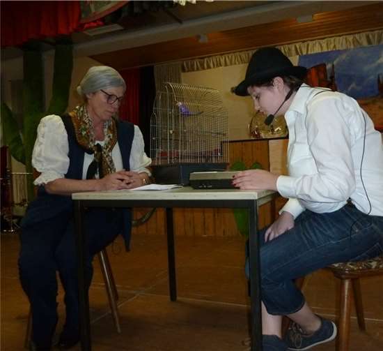 Julia versucht den Anrufbeantworter zu besprechen.