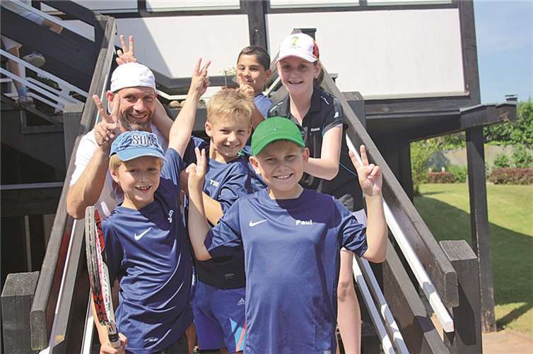 Julian Dziondziak, Lea Sophie Hoffmann, Paul Schnurpfeil, Till Wagner und Yasin Yildirim mit ihrem Trainer David Frey. privat