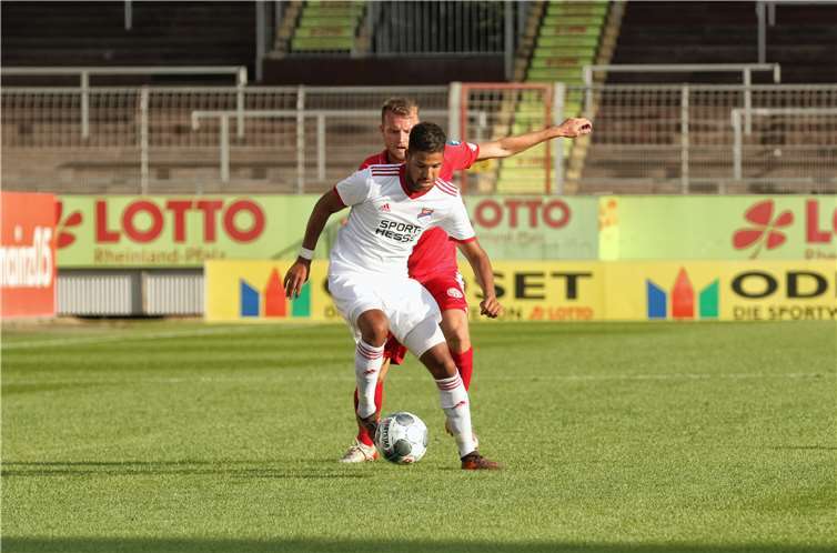 Julian Hannappel (vorne, hier im Duell mit dem Mainzer Bundesligaprofi Daniel Brosinski) verlässt im Sommer nach fünf Jahren die Eisbachtaler Sportfreunde. Foto: Andreas Egenolf