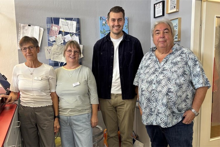 Julian Joswig, Grüner Bundestagsabgeordneter, im Austausch mit Heidi Wagener und Adrian Mohr