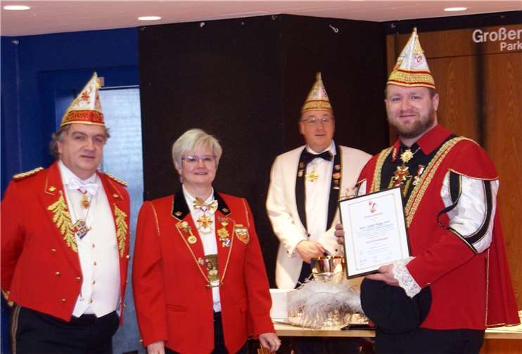 Julian Kapp ist unermüdlich für das CCO tätig. Schließlich kommt er aus einer närrischen Familie, die stets dem CCO verbunden war und auch heute noch ist. Er wirkt in der uniformierten Gruppe der „CCO-Narren“ mit und unterstützt das Bühnenteam. Auch sorgt er als Chef der Firma KK-Sound für den guten Ton und rückt die Veranstaltungen des CCO stets ins rechte Licht. „Die Leistungen seines Unternehmens sind in Lahnstein mittlerweile fest etabliert und das CCO ist stolz, ihn auch als Sponsor in seinen Reihen zu haben“, lobte Helmut Hohl Kapps Engagement. Als äußeres Zeichen der Dankbarkeit wurde Julian Kapp die Ehrenkappe des CCO verliehen.