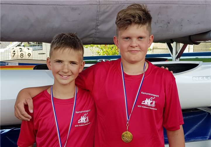 Julian Kaske (li.) und Jaron Schulz (re.) präsentieren stolz ihre Goldmedaillen, die sie im K2 über 500m auf den Süddeutschen Kanurennsportmeisterschaften gewonnen haben. privat