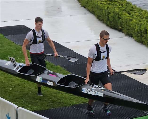 Julian Kaske (vorne) und Rasmus Schwandt bei einer der Portagen.  Foto:Christian Kaske