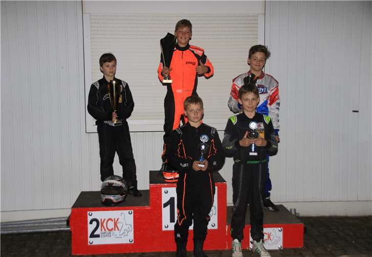 Julian Konrad (Mitte) auf Platz 1 mitsamt Pokal. Foto: privat