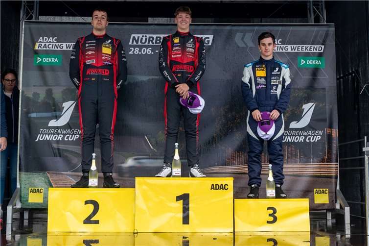 Julian Konrad auf dem Treppchen. Fotos: Markus Toppmöller