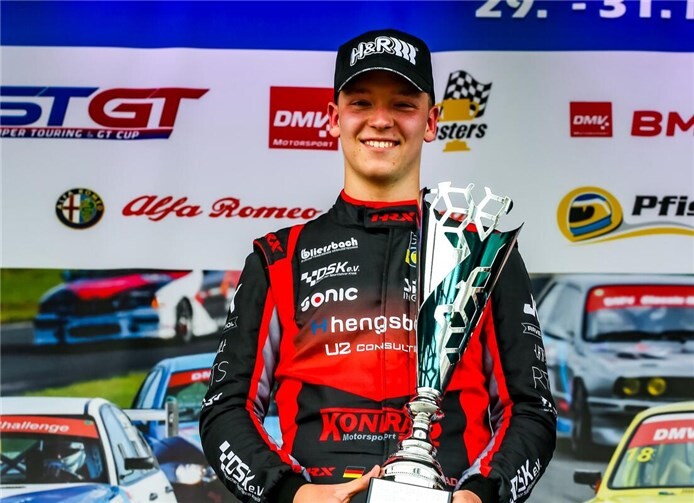 Julian Konrad mit Pokal.  Foto: privat