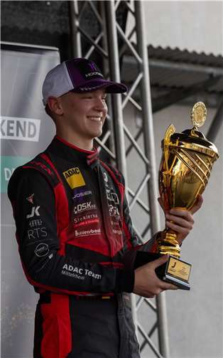 Julian Konrad mit Pokal.  Foto: privat