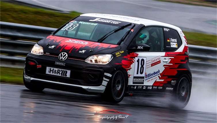 Julian Konrad trotzte den Angriffen der teils sieben bis acht Jahre älteren Konkurrenz und belegte im Ziel mit dem dritten Platz erstmals eine Position auf dem Siegertreppchen. Quellen: KONRAD-Motorsport