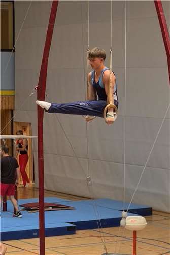 Julian Räk an den Ringen.  Fotos: privat