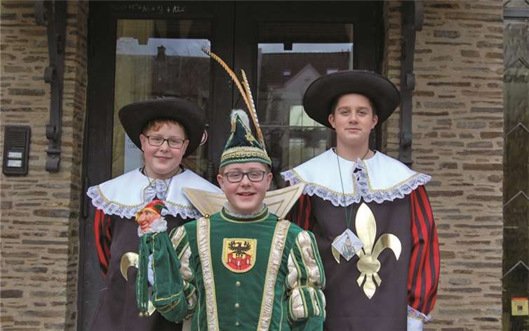 Julian Sauer (l.), Justin Weber und Kinderprinz Benjamin I. (Mitte) laden stellvertretend für den TV Sinzig 08 zur Kinderkostümdisco ein.privat