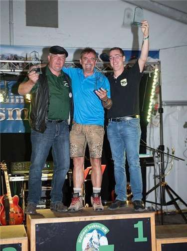 Julian Schäfer (re.) aus Birresdorf bei der Siegerehrung.