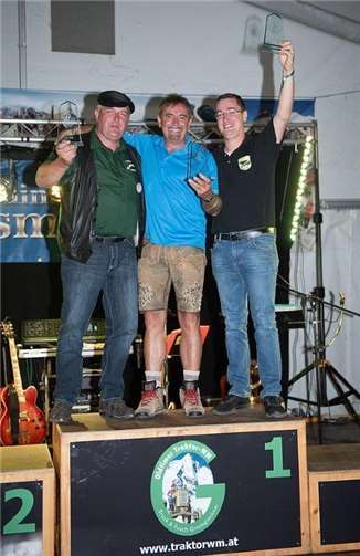 Julian Schäfer (re.) aus Birresdorf bei der Siegerehrung.