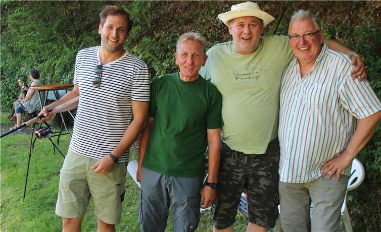 Julian Schmitz-Avila, Vereinsvorsitzender Gerd Böhm, 80-Euro-Waldi und Beigeordneter Karl-Heinz Bernardy. Fotos: KMI