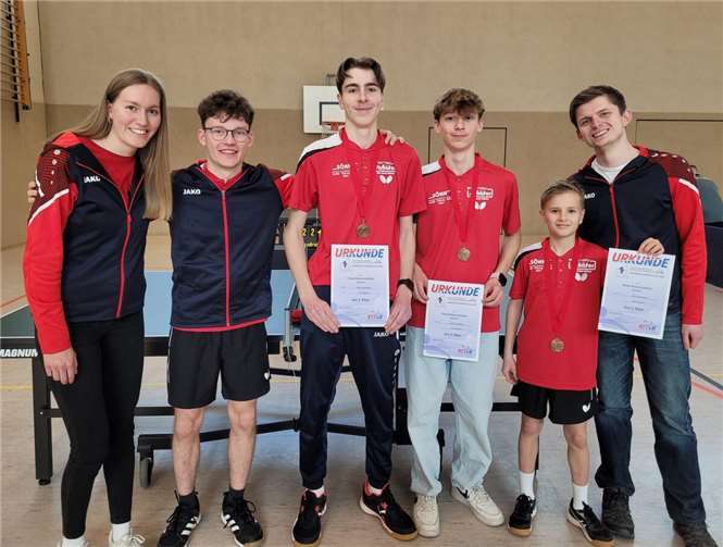 Julian Silbereisen, Ben Mannheim, Jakob Hofmann mit dem Trainerteam Kim Bornschein, Sebastian Seeling und Andreas Wilbert. Foto: privat