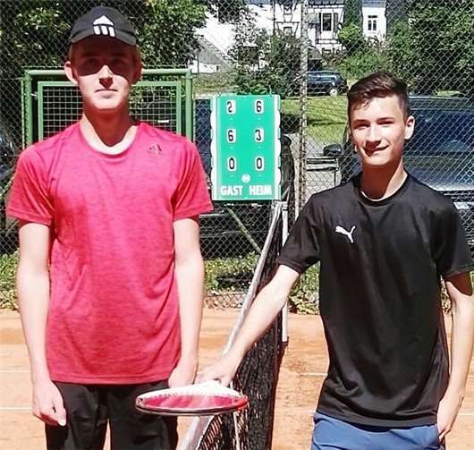 Julian Stallmann (li.) gewann sein Einzel gegen Lennart Rheinspitz vom TC Neuwied mit 6:2, 3:7 und 15:13.TC Steimel / Natanja Neitzert
