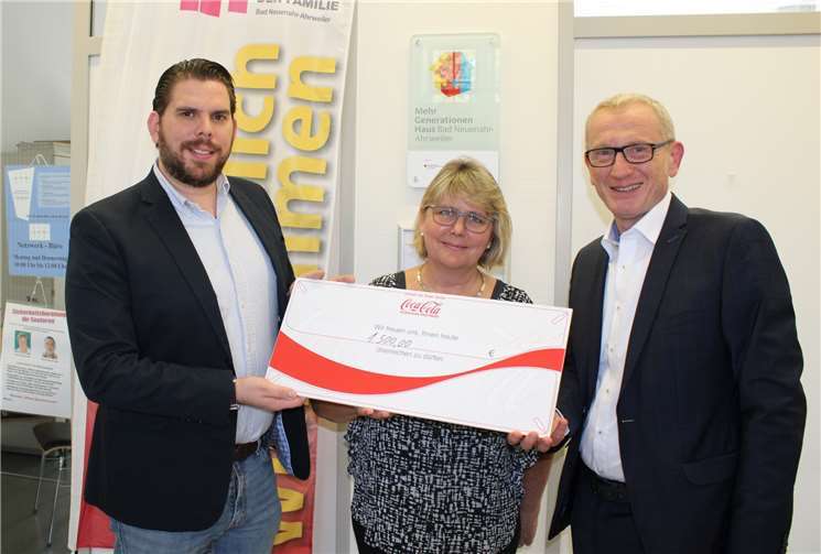 Julian Stürcken (Coca-Cola / Apollinaris), Marion Surrey (Mehrgenerationenhaus), Bürgermeister Guido Orthen. Foto: DU