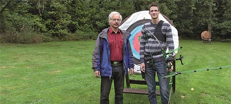 Julian Vogel (r.) mit Trainer Norbert Weber. privat