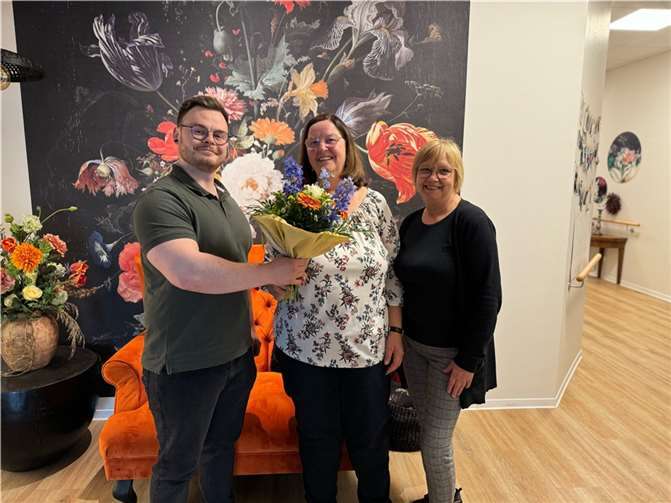 Julian Welsch, Leitung der Tagespflege „solweo Maifeld“ in Polch, und seine Vertretung Birgit Rostock (r.) dankten Rosemarie Dahms. Foto: Projekt 3 gGmbH