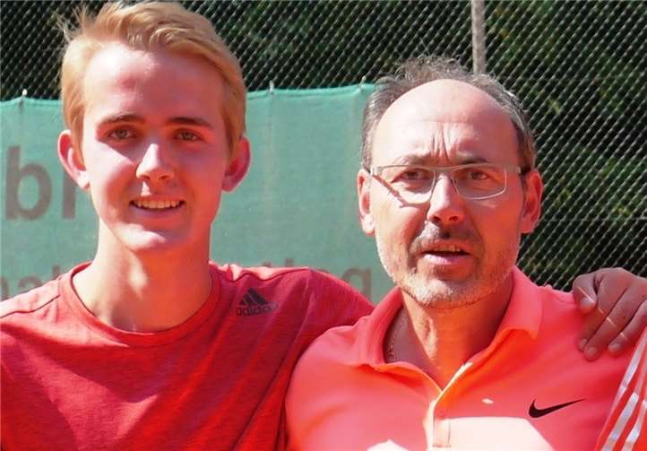Julian (li) und Jörg Stallmann lieferten sich ein spannendes Match im Doppel gegen Uli Scheyer und Werner Müller. Erst im „Match Tie Break“ musste sich das Vater-Sohn-Gespann nach 6:7, 7:6 mit 3:10 geschlagen geben!Foto: Dietrich Rockenfeller/Archiv TC Steimel