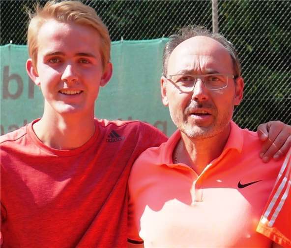 Julian (li) und Jörg Stallmann lieferten sich ein spannendes Match im Doppel gegen Uli Scheyer und Werner Müller. Erst im „Match Tie Break“ musste sich das Vater-Sohn-Gespann nach 6:7, 7:6 mit 3:10 geschlagen geben!Foto: Dietrich Rockenfeller/Archiv TC Steimel