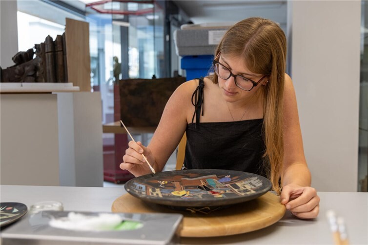 Juliana Brueckner unterstützt derzeit die Arbeiten im temporären Museumsdepot in Ahrweiler. 
