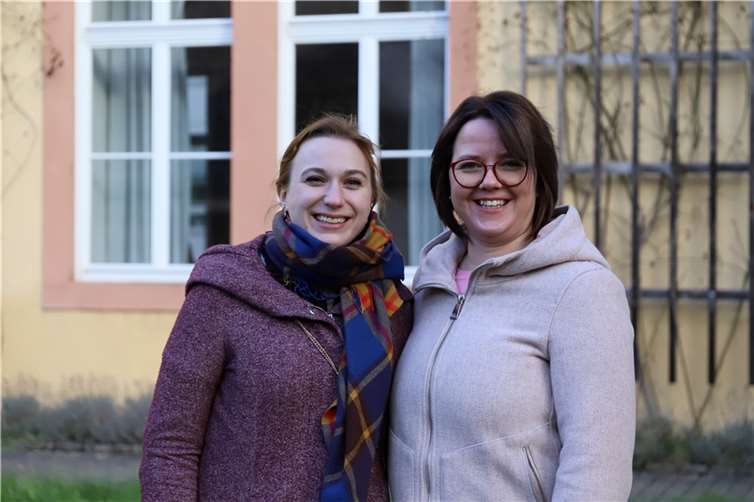 Juliane Varges (links) aus Pillig und Estella Schick aus Koblenz werden während der Osternacht in der Liebfrauenkirche/Koblenz das Sakrament der Taufe empfangen.  Foto: Simone Bastreri/Bistum Trier