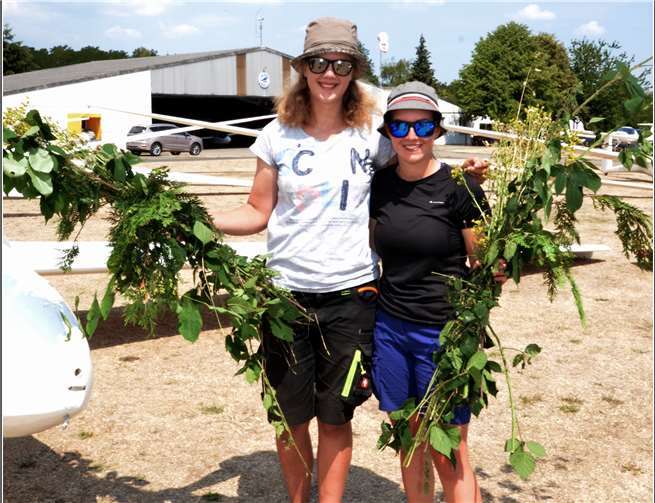 Juliane von Steinaecker (links) absolvierte im Sommerlager fast zeitgleich mit ihrer Freundin Hannah Dauer (beide 16) ihren ersten Alleinflug. Die beiden wurden danach direkt mit dem obligatorischem Dornenstrauch von ihren Kameraden beglückwünscht. privat