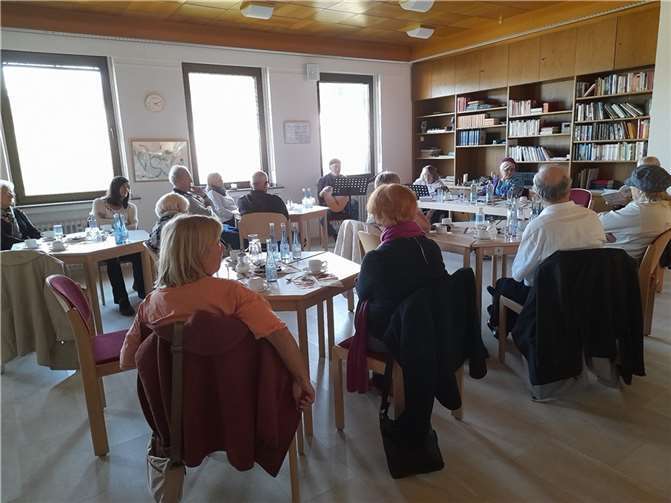 Julie Christine Georgis und Antonia Fournier lasen Vergnügliches aus dem Buch „Menschlich oder tierisch? Das ist die Frage“. Foto: privat